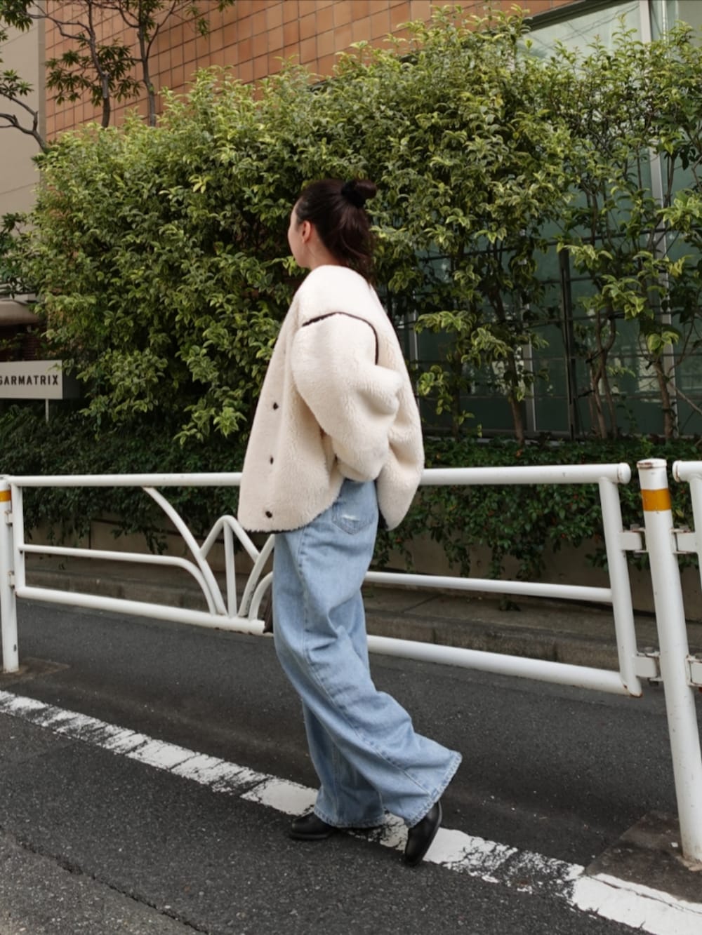 「AKTE、大人カジュアル、大人コーデ、冬コーデ、ボア、ボアコート、アウター、シンプルコーデ、お出かけコーデ、休日スタイル」｜「AKTEのボアミドルブルゾン（ブルゾン、ホワイト系）」を使った、momokoさん（レディース・155cm）の秋コーディネートの2枚目の写真