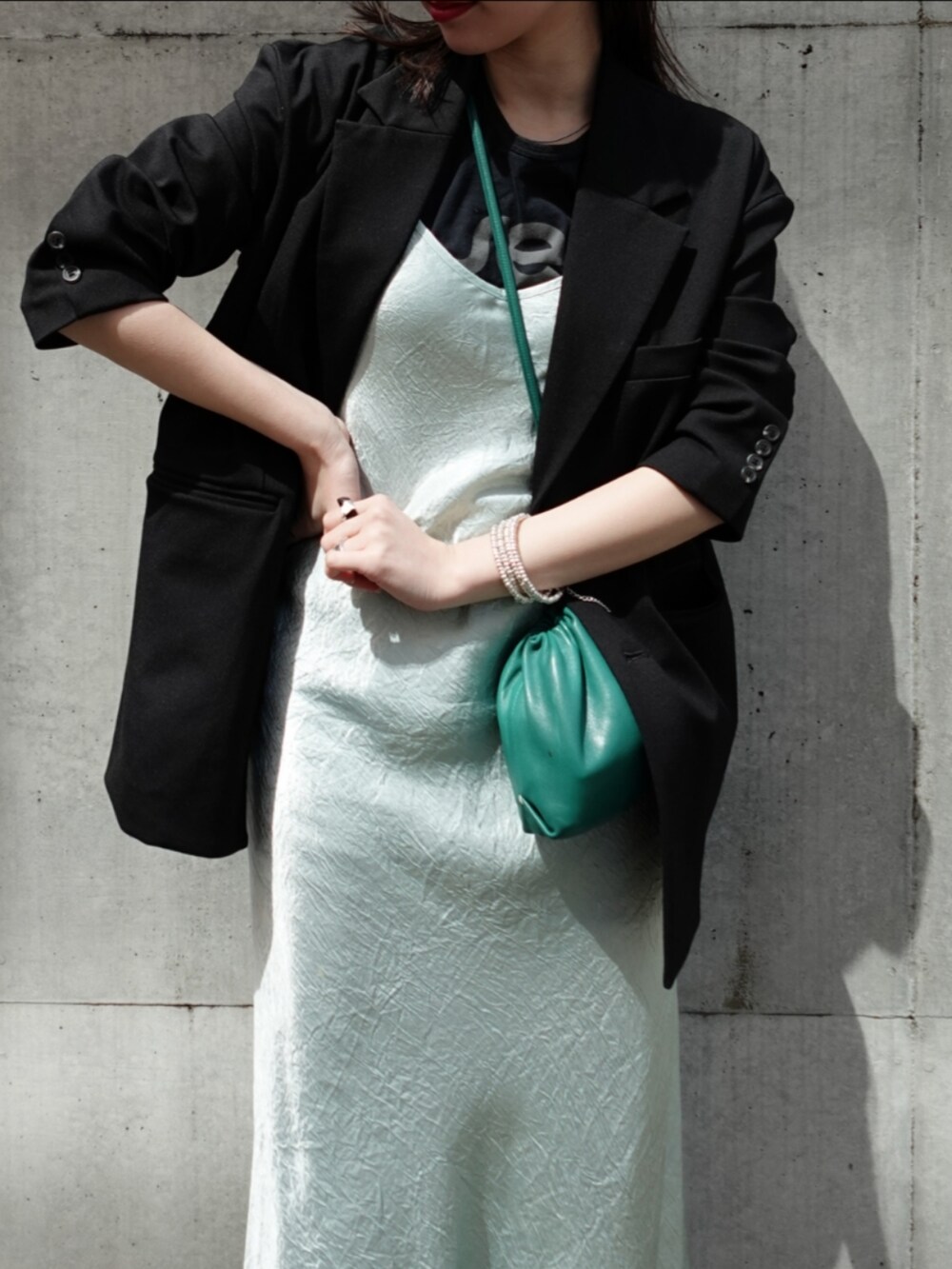 「AKTE、春ファッション、オトナカジュアル、オトナ女子、ジャケット、ワンピース、カラーコーデ、レイヤードスタイル、休日スタイル、低身長」｜「AKTEのオーバーサイズボックスジャケット（テーラードジャケット、ブラック系）」を使った、momokoさん（レディース・155cm）の春コーディネートの2枚目の写真
