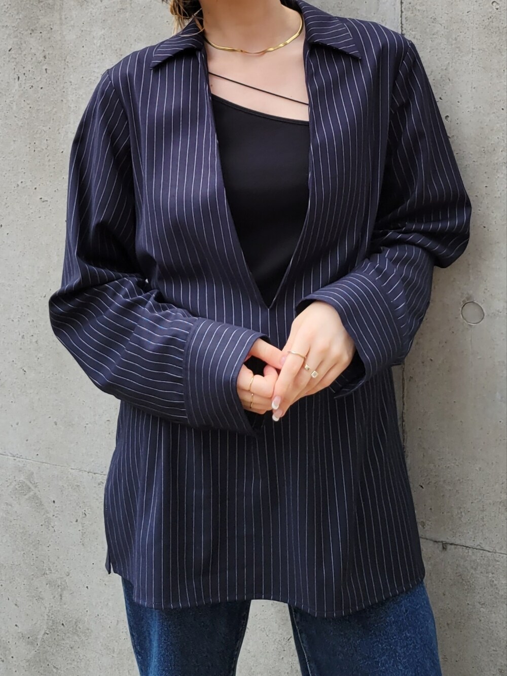 「AKTE、オトナ女子、デニム、パンツスタイル、シャツスタイル、秋コーデ、休日スタイル」｜「AKTEのカップインランダムストラップキャミソール（キャミソール、ブラック系）」を使った、momokoさん（レディース・154cm）の夏コーディネートの3枚目の写真
