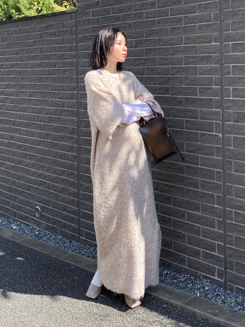 「AKTE、オトナカジュアル、オトナ女子、秋コーデ、秋服準備はじめました、冬がはじまるよ、ニットワンピース、ベージュ、低身長」｜「AKTEのラウンドヘムカットソープルオーバー（Tシャツ/カットソー、ホワイト系）」を使った、momokoさん（レディース・154cm）の秋コーディネートの4枚目の写真
