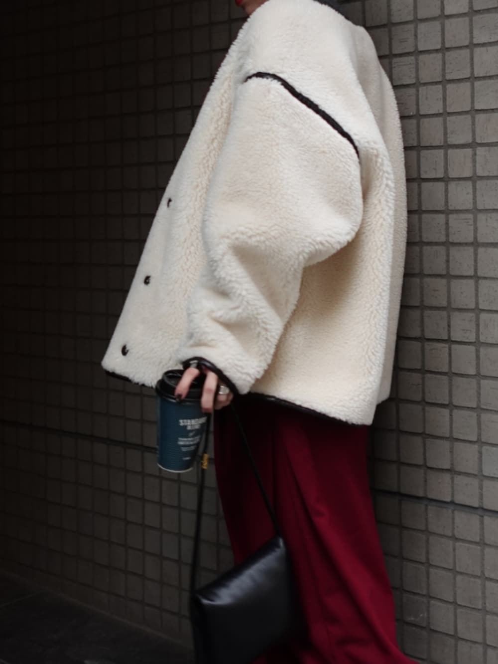 ホワイト系のダウンジャケット/コート、レッド系のその他パンツを着用したレディースの秋コーディネートの2枚目の写真