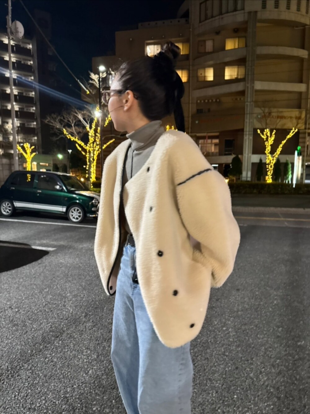 「AKTE、冬コーデ、ボア、アウター、オトナカジュアル、オトナ女子、お出かけコーデ、休日スタイル、パンツスタイル、デニム、シンプルコーデ、低身長」｜「AKTEのボアミドルブルゾン（ブルゾン、ホワイト系）」を使った、momokoさん（レディース・155cm）の冬コーディネートの2枚目の写真