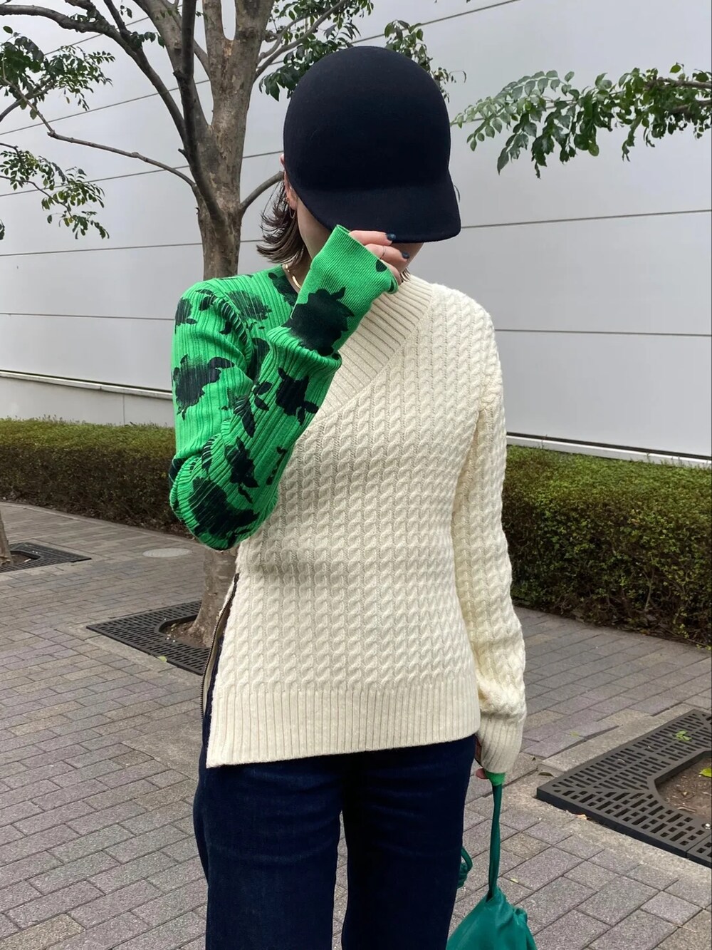「AKTE、オトナカジュアル、オトナ女子、大人カジュアル、デニム、パンツスタイル、ニット、カラーコーデ、ワンショルダー、秋コーデ、冬コーデ」｜「AKTEのワンショルダーニットプルオーバー（ニット/セーター、ホワイト系）」を使った、momokoさん（レディース・154cm）の秋コーディネートの4枚目の写真