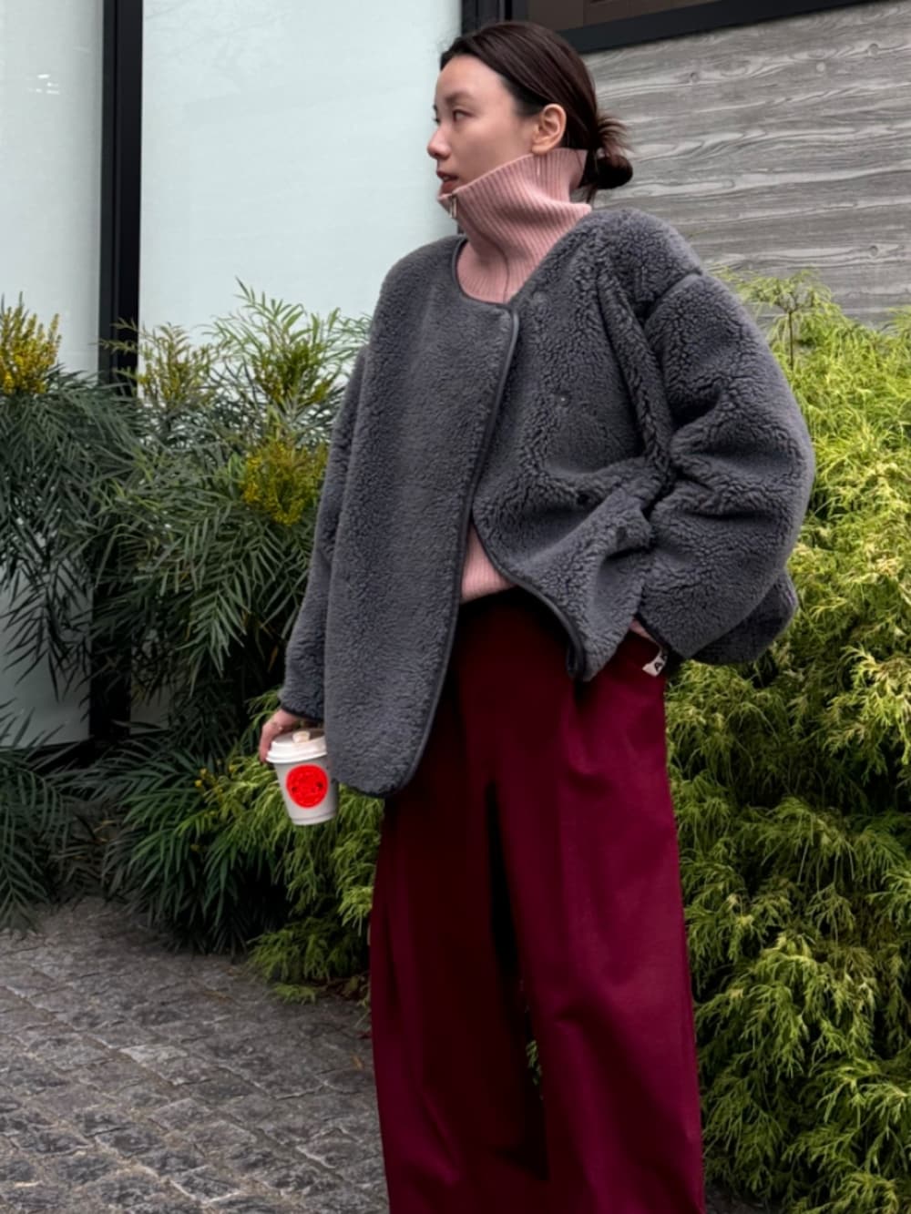 グレー系のダウンジャケット/コート、レッド系のその他パンツを着用したレディースの秋コーディネートの2枚目の写真