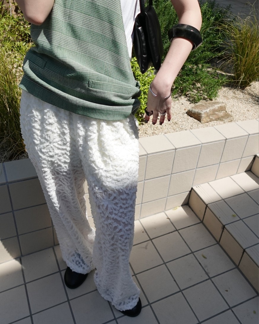「AKTE、大人カジュアル、オトナカジュアル、オトナ女子、オトナカワイイ、白Tシャツ、お出かけコーデ、低身長コーデ、デートコーデ、初夏コーデ、夏コーデ、夏ファッション、30代コーデ、パンツスタイル」｜「AKTEのジャガードパンツ（その他パンツ、ホワイト系）」を使った、momokoさん（レディース・155cm）の春コーディネートの3枚目の写真