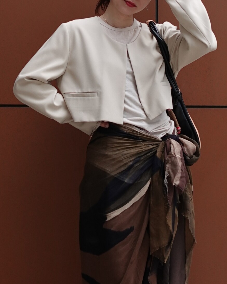 「スカーフ、春色、春めき満開コーデ、休日スタイル、お出かけコーデ、大人カジュアル、春服コーデ、キレイめカジュアル、お花見コーデ、大人女子、150cm台コーデ、パンツコーデ、AKTE、低身長」｜「AKTEのノーカラーショートジャケット（ノーカラージャケット、ベージュ系）」を使った、momokoさん（レディース・155cm）の春コーディネートの2枚目の写真