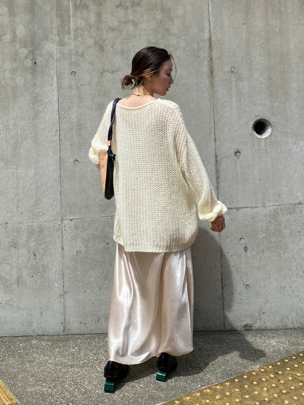 「AKTE、オトナ女子、秋コーデ、休日スタイル、ワンピース、モヘアニット、ホワイト」｜「AKTEのサテンキャミソールワンピース（ワンピース、ホワイト系）」を使った、momokoさん（レディース・154cm）の夏コーディネートの2枚目の写真