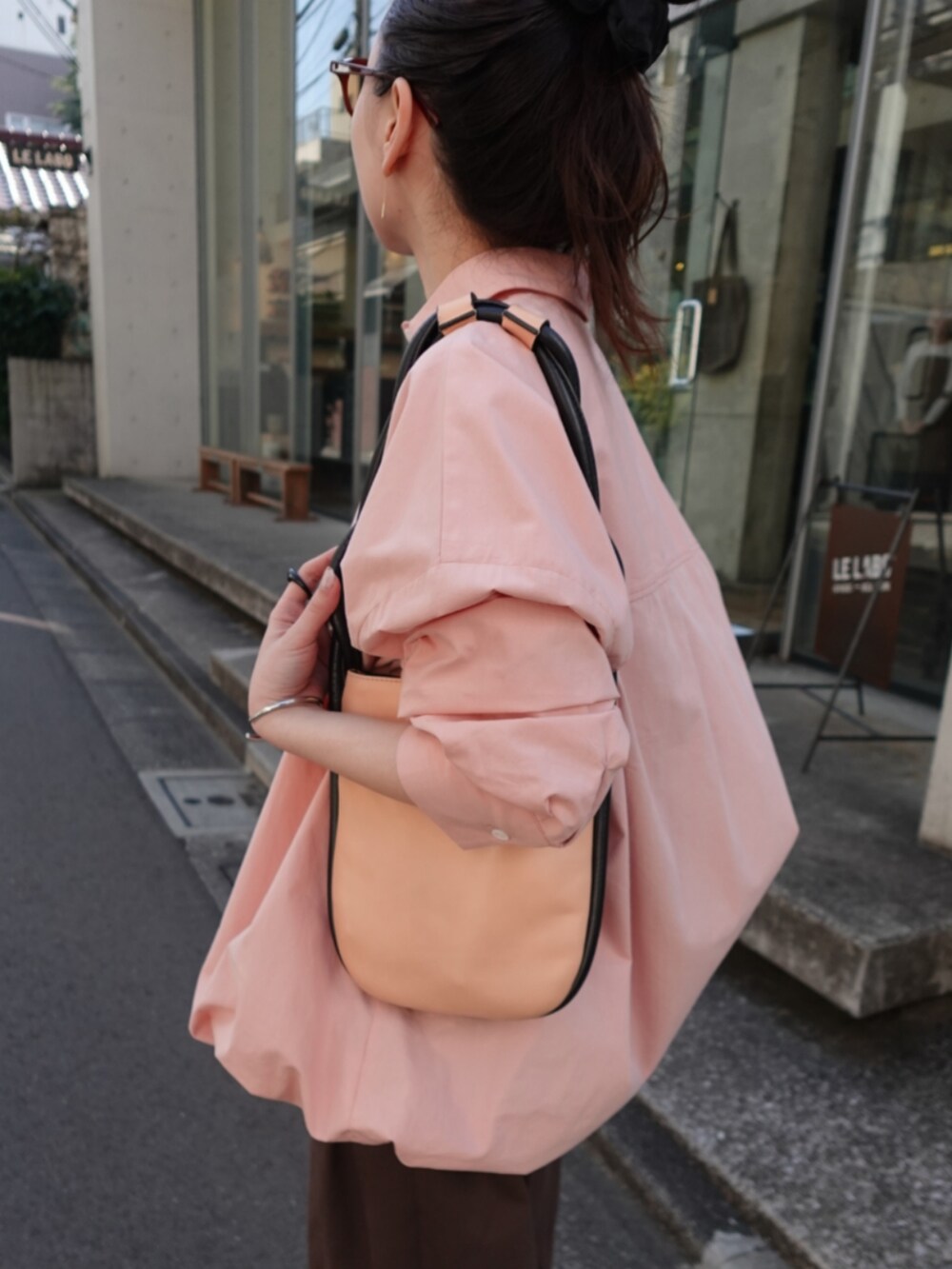 「AKTE、大人カジュアル、オトナカジュアル、オトナ女子、春コーデ、シャツスタイル、カラーコーデ、ピンク、パンツスタイル、低身長、春めき満開コーデ、お出かけコーデ、春服コーデ、お花見コーデ、春カラー」｜「AKTEのヘムコードオーバーシャツ（シャツ/ブラウス、ピンク系）」を使った、momokoさん（レディース・155cm）の春コーディネートの2枚目の写真