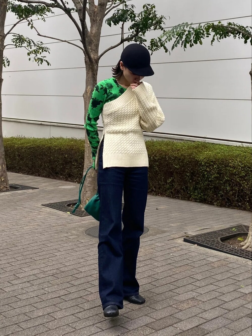 「AKTE、オトナカジュアル、オトナ女子、大人カジュアル、デニム、パンツスタイル、ニット、カラーコーデ、ワンショルダー、秋コーデ、冬コーデ」｜「AKTEのワンショルダーニットプルオーバー（ニット/セーター、ホワイト系）」を使った、momokoさん（レディース・154cm）の秋コーディネートの2枚目の写真