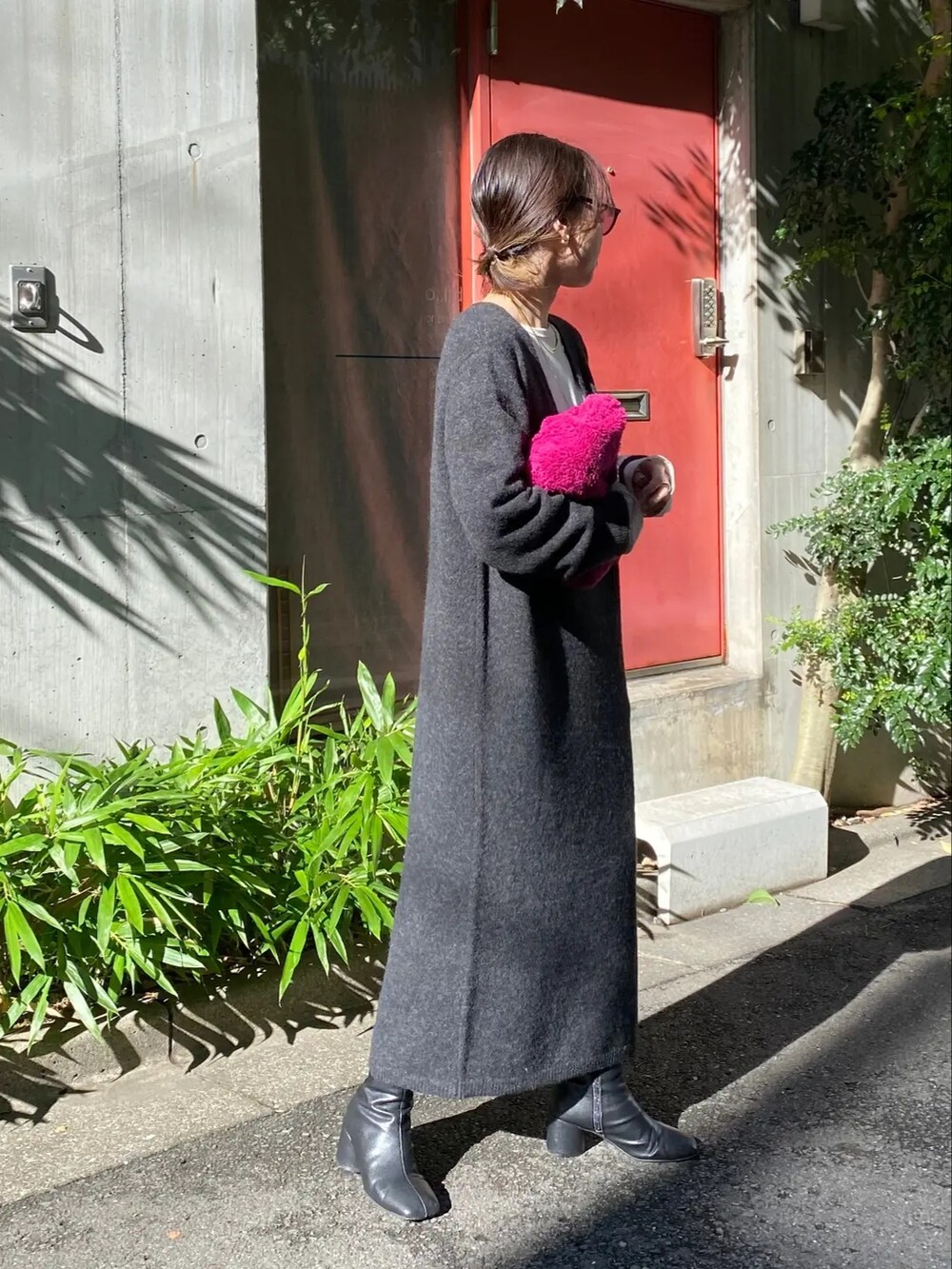 「AKTE、オトナカジュアル、オトナ女子、低身長、秋コーデ、ニットワンピース、グレー、休日スタイル、シンプルコーデ」｜「AKTEのディープVネックニットワンピース（ワンピース、グレー系）」を使った、momokoさん（レディース・154cm）の秋コーディネートの2枚目の写真