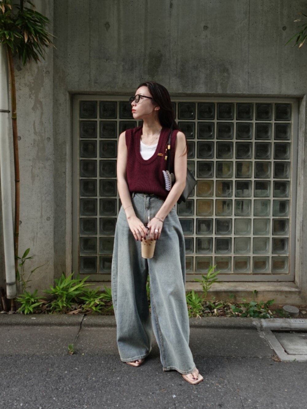 ブルー系のデニムパンツを着用したレディースの秋コーディネートの2枚目の写真