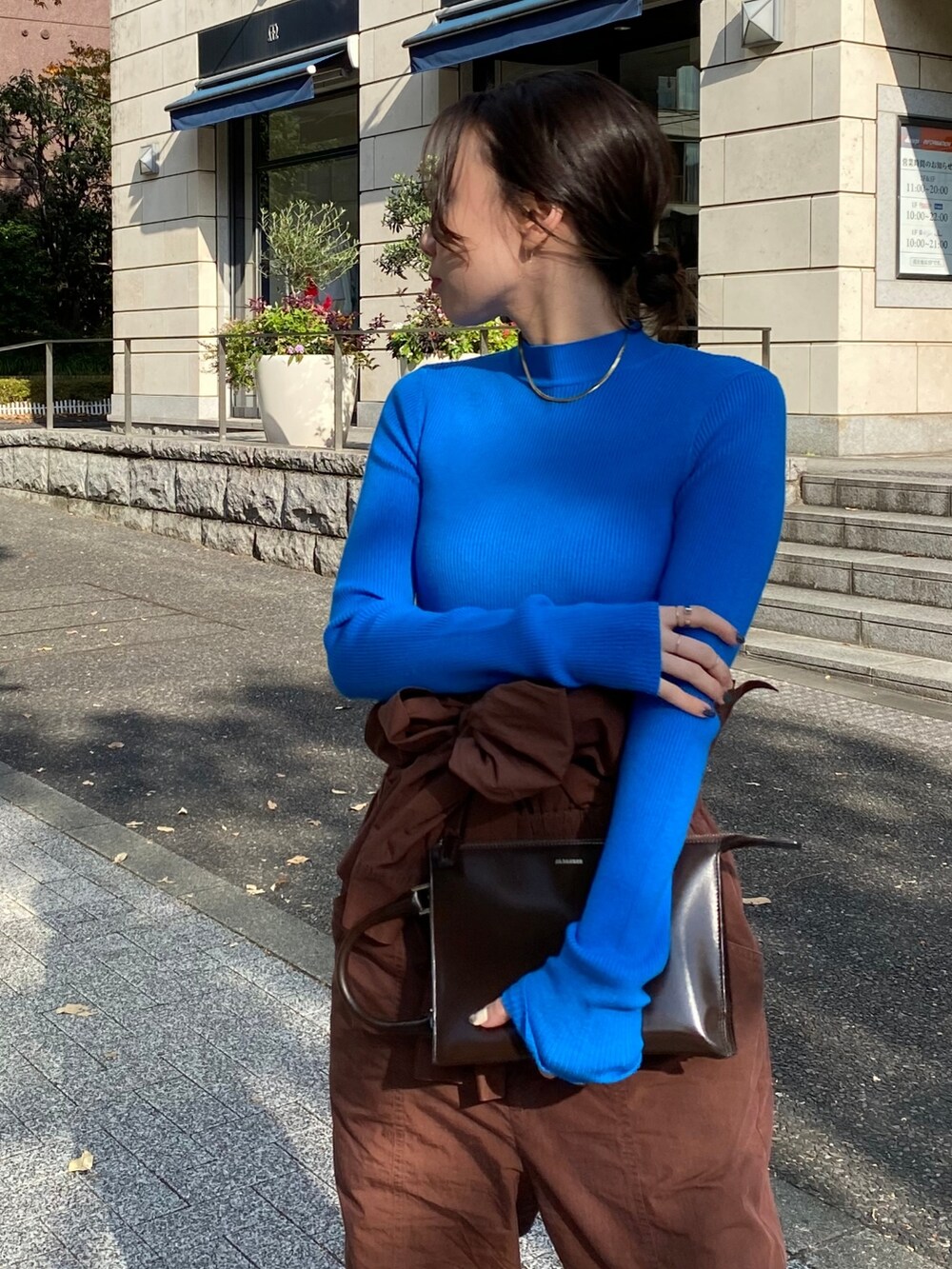 「AKTE、秋コーデ、冬コーデ、オトナカジュアル、オトナ女子、カラーコーデ、ニット、ブルー、ジャンプスーツ、低身長」｜「AKTEのハイネックタイトリブニットプルオーバー（ニット/セーター、ブルー系）」を使った、momokoさん（レディース・154cm）の秋コーディネートの2枚目の写真