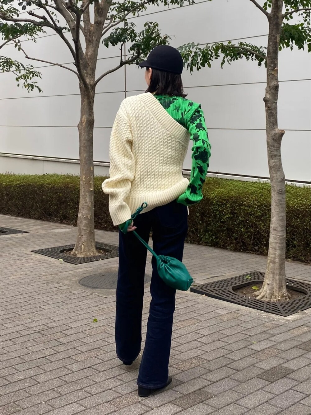 「AKTE、オトナカジュアル、オトナ女子、大人カジュアル、デニム、パンツスタイル、ニット、カラーコーデ、ワンショルダー、秋コーデ、冬コーデ」｜「AKTEのワンショルダーニットプルオーバー（ニット/セーター、ホワイト系）」を使った、momokoさん（レディース・154cm）の秋コーディネートの3枚目の写真