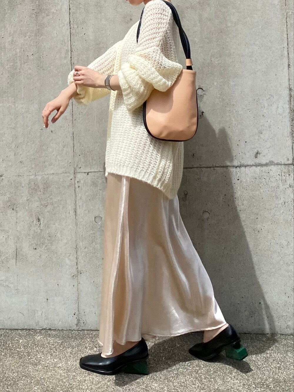 「AKTE、オトナ女子、秋コーデ、休日スタイル、ワンピース、モヘアニット、ホワイト」｜「AKTEのサテンキャミソールワンピース（ワンピース、ホワイト系）」を使った、momokoさん（レディース・154cm）の夏コーディネートの3枚目の写真