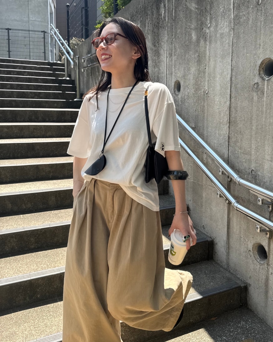 「オトナカジュアル、オトナカワイイ、大人カジュアル、AKTE、Tシャツ、カットソー、白Tシャツ、パンツスタイル、シンプルコーデ、夏コーデ、ラクチンコーデ、夏服、カジュアルスタイル、低身長女子、ベージュ」｜「AKTEのポイントタグTシャツ（Tシャツ/カットソー、ホワイト系）」を使った、momokoさん（レディース・155cm）の春コーディネートの3枚目の写真