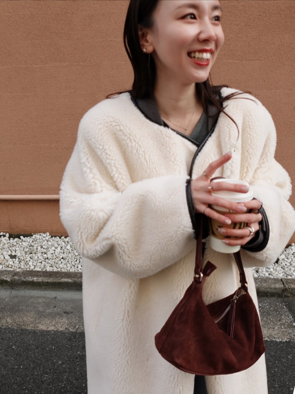 「AKTE、冬コーデ、アウター、ボア、オトナカジュアル、オトナ女子、シンプルコーデ、休日スタイル、お出かけコーデ、ロングコート、低身長」｜「AKTEのロングボアコート（ノーカラーコート、ホワイト系）」を使った、momokoさん（レディース・155cm）の冬コーディネートの2枚目の写真