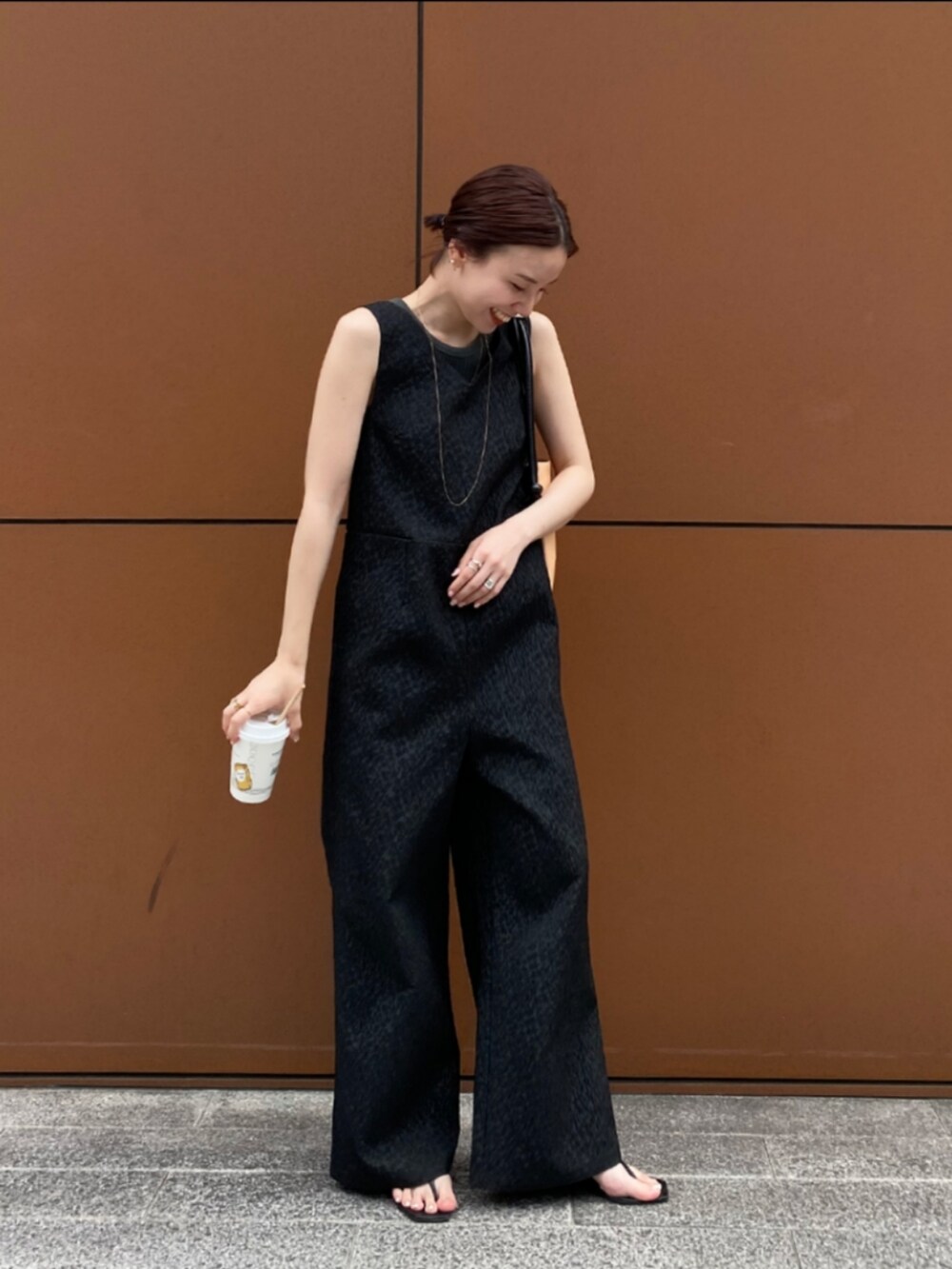 「AKTE、このスタイルがお気に入り、夏コーデ、春コーデ、春夏コーデ、モノトーン、シンプル、休日スタイル、ジャンプスーツ、ブラック、ジャガード」｜「AKTEのジャガードジャンプスーツ（つなぎ/オールインワン、ブラック系）」を使った、momokoさん（レディース・155cm）の夏コーディネートの3枚目の写真