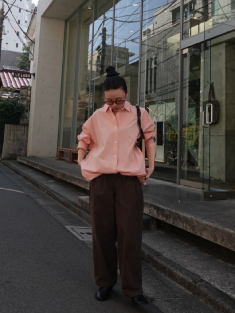 「AKTE、大人カジュアル、オトナカジュアル、オトナ女子、春コーデ、シャツスタイル、カラーコーデ、ピンク、パンツスタイル、低身長、春めき満開コーデ、お出かけコーデ、春服コーデ、お花見コーデ、春カラー」｜「AKTEのヘムコードオーバーシャツ（シャツ/ブラウス、ピンク系）」を使った、momokoさん（レディース・155cm）の春コーディネートの3枚目の写真