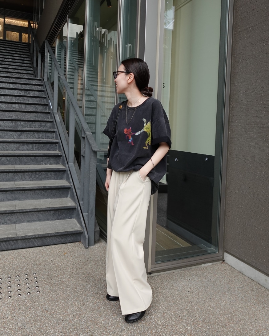 「AKTE、大人カジュアル、大人女子、オトナカジュアル、オトナ女子、トムとジェリー、トムジェリ、コラボTシャツ、シンプルコーデ、休日スタイル、低身長コーデ、夏コーデ、大人かわいい、パンツスタイル、低身長女子」｜「AKTEのトム＆ジェリーTシャツ（Tシャツ/カットソー、ブラック系）」を使った、momokoさん（レディース・155cm）の春コーディネートの2枚目の写真