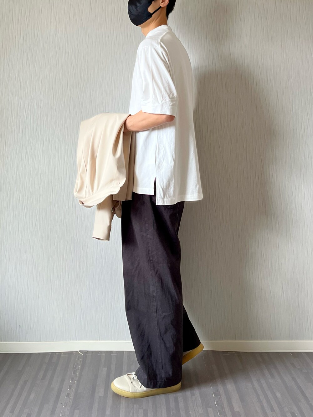 ベージュ系のシャツ/ブラウス、ホワイト系のTシャツ/カットソー、グレー系のデニムパンツを着用したメンズの秋コーディネートの4枚目の写真