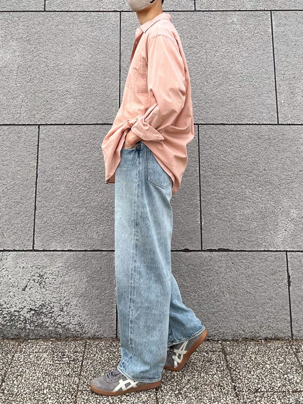 ピンク系のシャツ/ブラウス、ホワイト系のTシャツ/カットソー、グリーン系のショルダーバッグを着用したメンズの春コーディネートの2枚目の写真