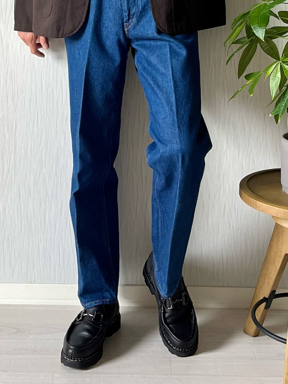 ブラウン系のカバーオール、ホワイト系のTシャツ/カットソー、ブルー系のデニムパンツを着用したメンズの秋コーディネートの4枚目の写真