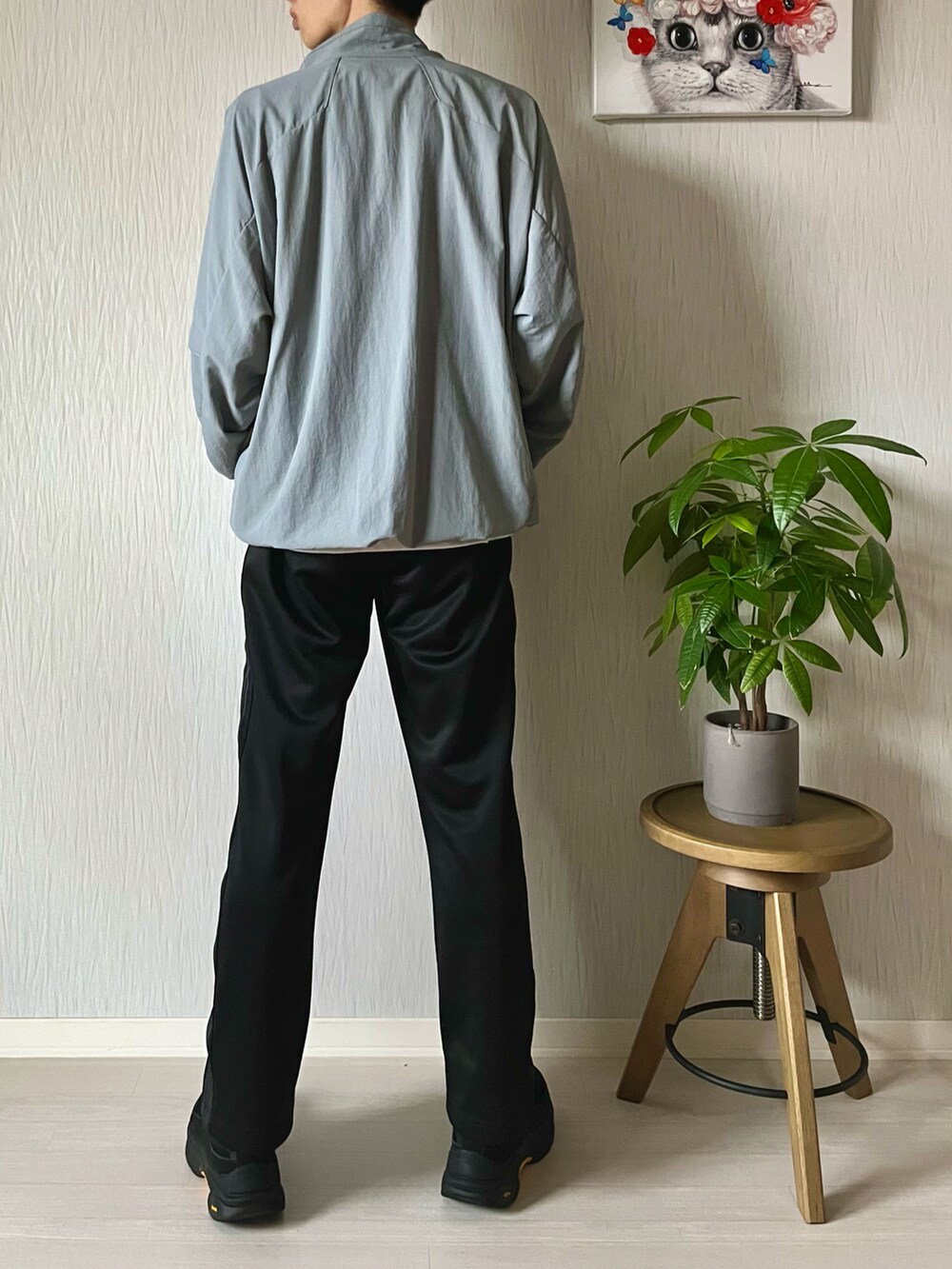 グリーン系のブルゾン、ホワイト系のTシャツ/カットソー、ブラック系のその他パンツを着用したメンズの秋コーディネートの4枚目の写真