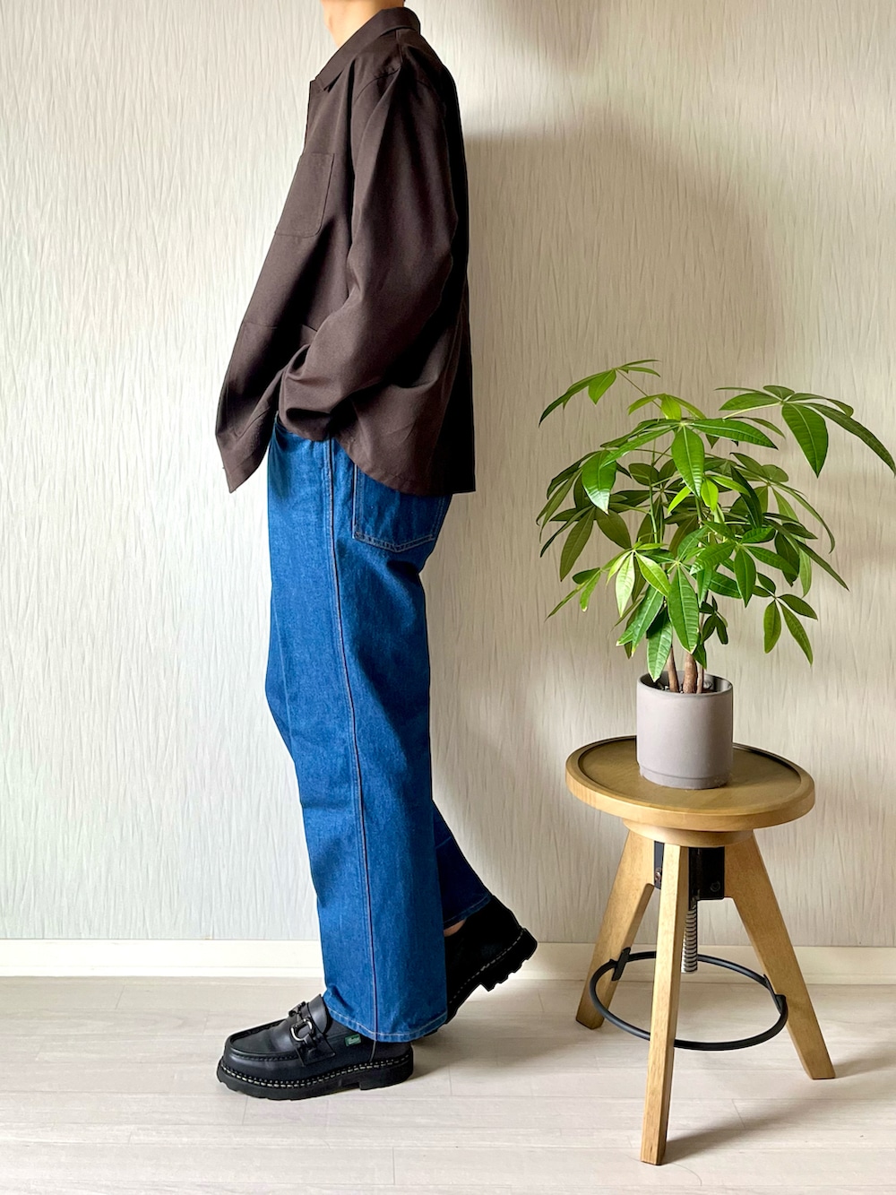 ブラウン系のカバーオール、ホワイト系のTシャツ/カットソー、ブルー系のデニムパンツを着用したメンズの秋コーディネートの2枚目の写真