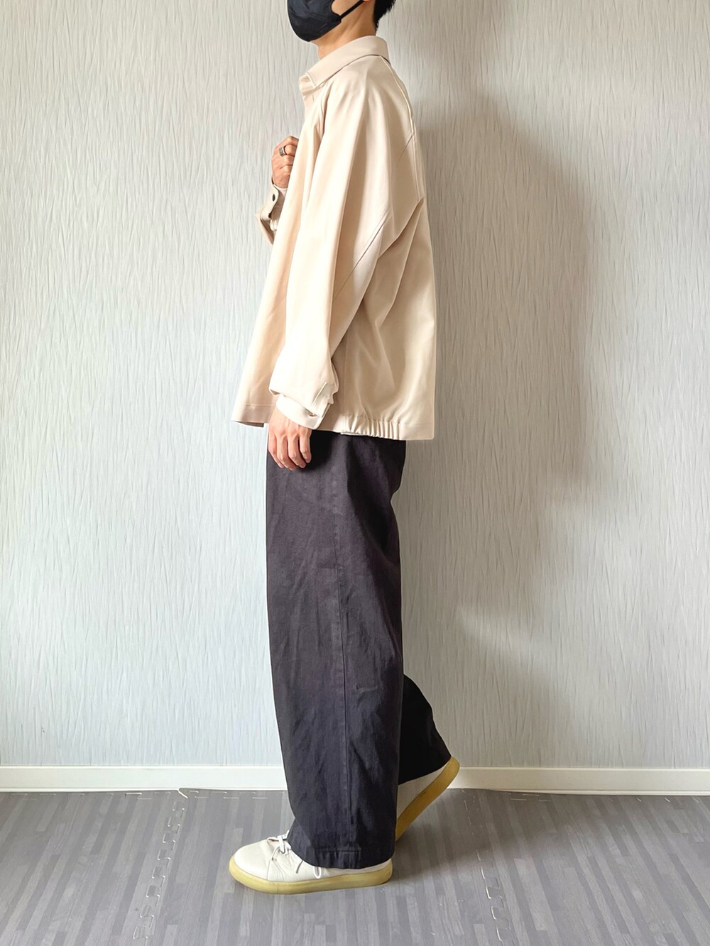 ベージュ系のシャツ/ブラウス、ホワイト系のTシャツ/カットソー、グレー系のデニムパンツを着用したメンズの秋コーディネートの2枚目の写真