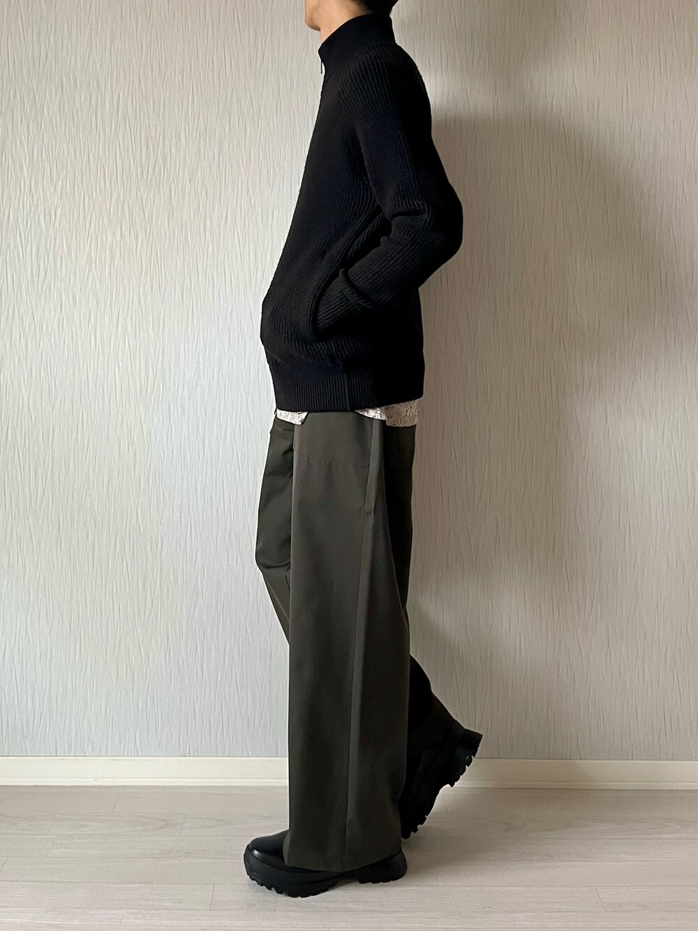 ブラック系のニット/セーター、ホワイト系のシャツ/ブラウス、グリーン系のカーゴパンツを着用したメンズの秋コーディネートの2枚目の写真