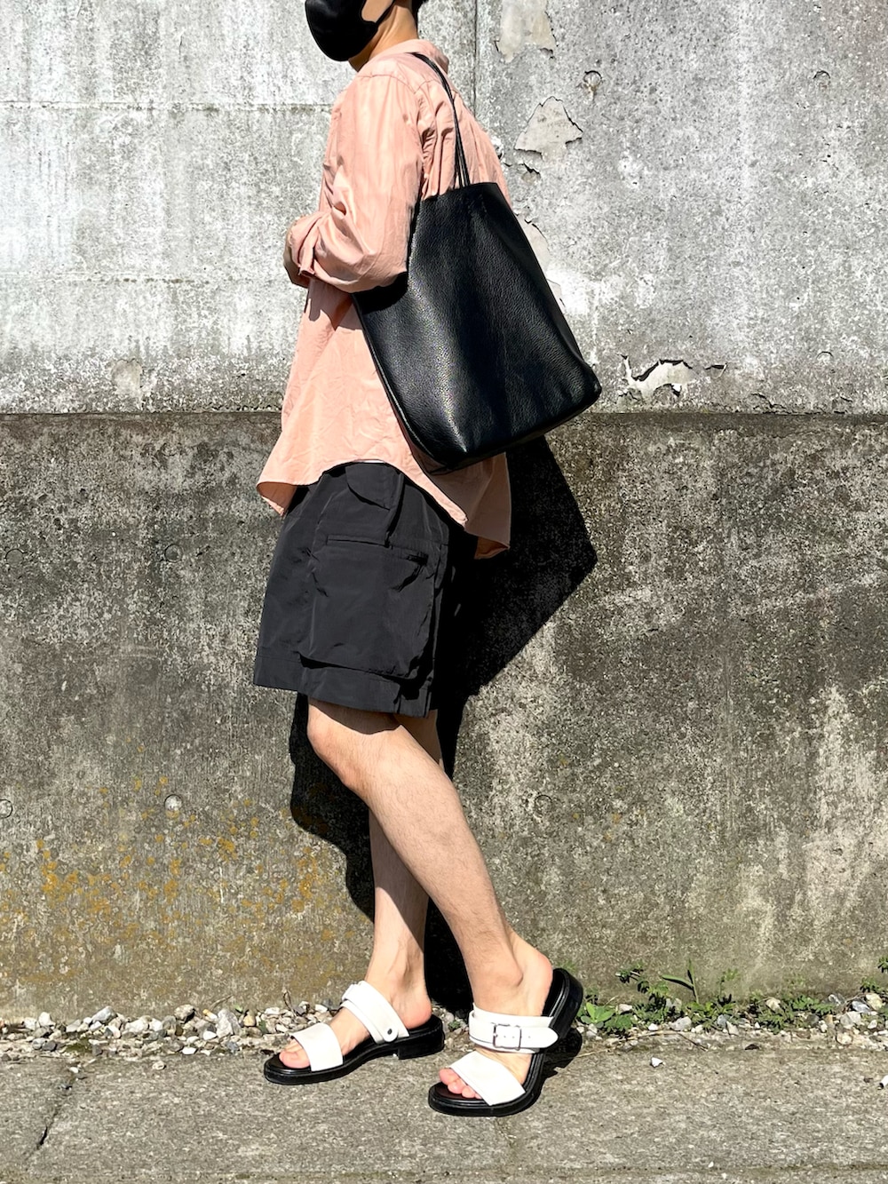 ピンク系のシャツ/ブラウス、ホワイト系のTシャツ/カットソー、ブラック系のその他パンツを着用したメンズの夏コーディネートの2枚目の写真