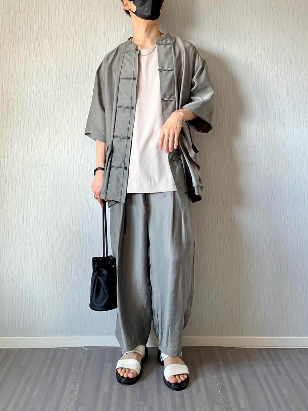 ブラック系のショルダーバッグ、グリーン系のシャツ/ブラウス、ベージュ系のTシャツ/カットソーを着用したメンズの秋コーディネートの3枚目の写真