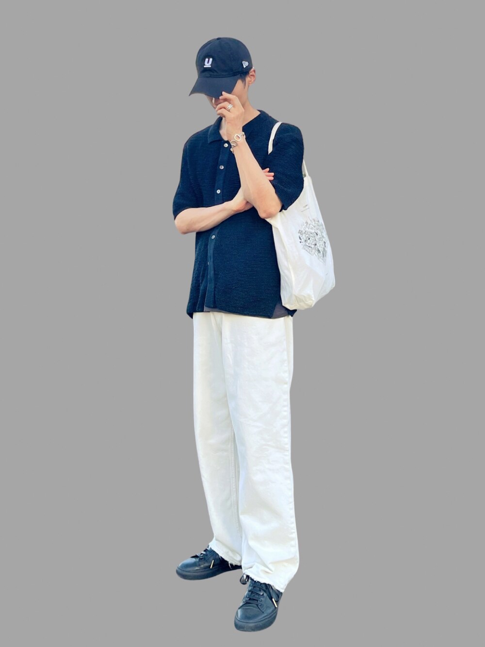 ブラック系のカーディガン/ボレロ、ブラック系のスニーカー、ブラック系のタンクトップを着用したメンズの秋コーディネートの2枚目の写真