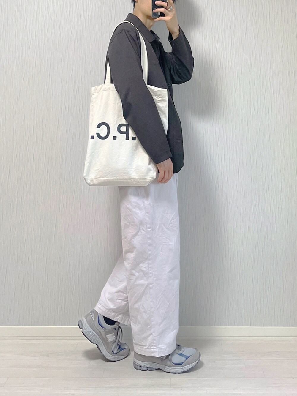 ブラウン系のカバーオール、ブルー系のTシャツ/カットソー、ピンク系のデニムパンツを着用したメンズの春コーディネートの2枚目の写真