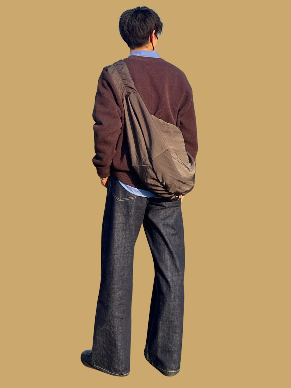 ブルー系のシャツ/ブラウス、グレー系のショルダーバッグ、ブラック系のスニーカーを着用したメンズの冬コーディネートの2枚目の写真