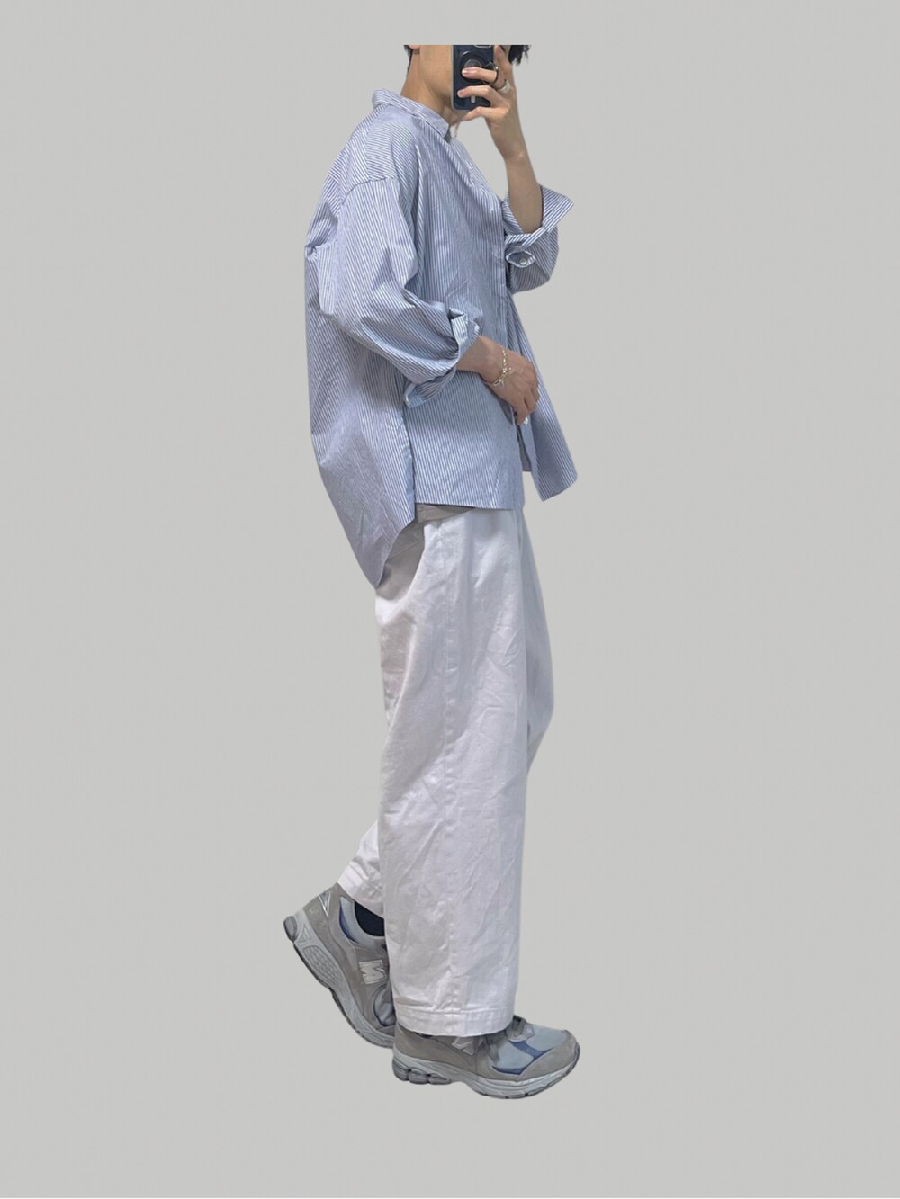 ブルー系のシャツ/ブラウス、ベージュ系のTシャツ/カットソー、ピンク系のデニムパンツを着用したメンズの春コーディネートの2枚目の写真