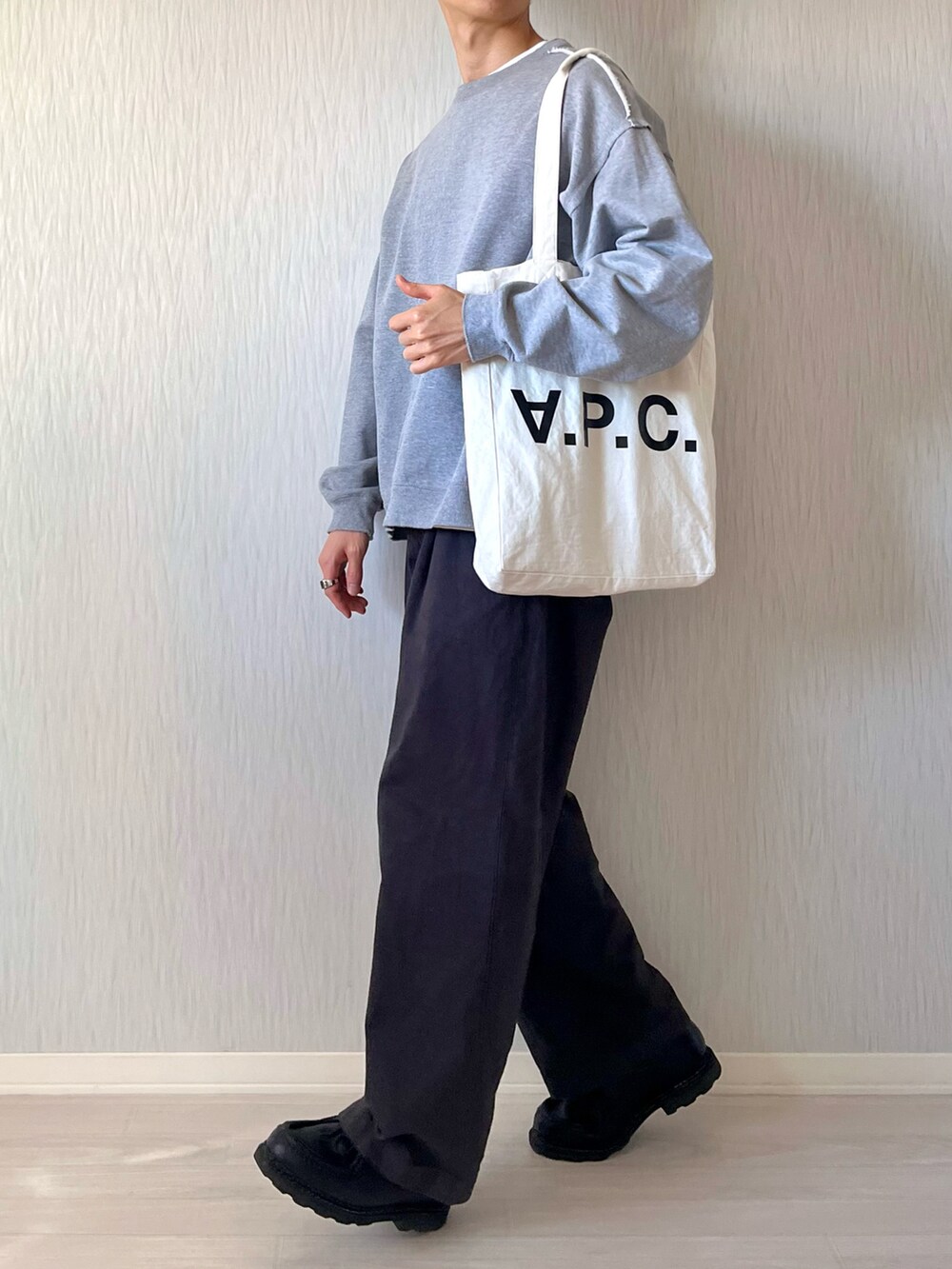 グレー系のTシャツ/カットソー、ホワイト系のTシャツ/カットソー、ホワイト系のトートバッグを着用したメンズの秋コーディネートの2枚目の写真