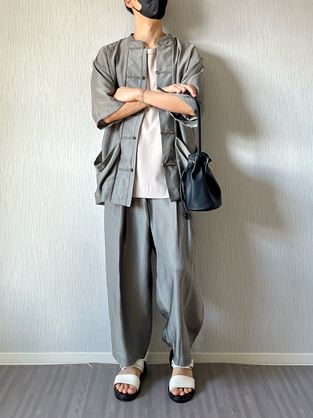 ブラック系のショルダーバッグ、グリーン系のシャツ/ブラウス、ベージュ系のTシャツ/カットソーを着用したメンズの秋コーディネートの2枚目の写真