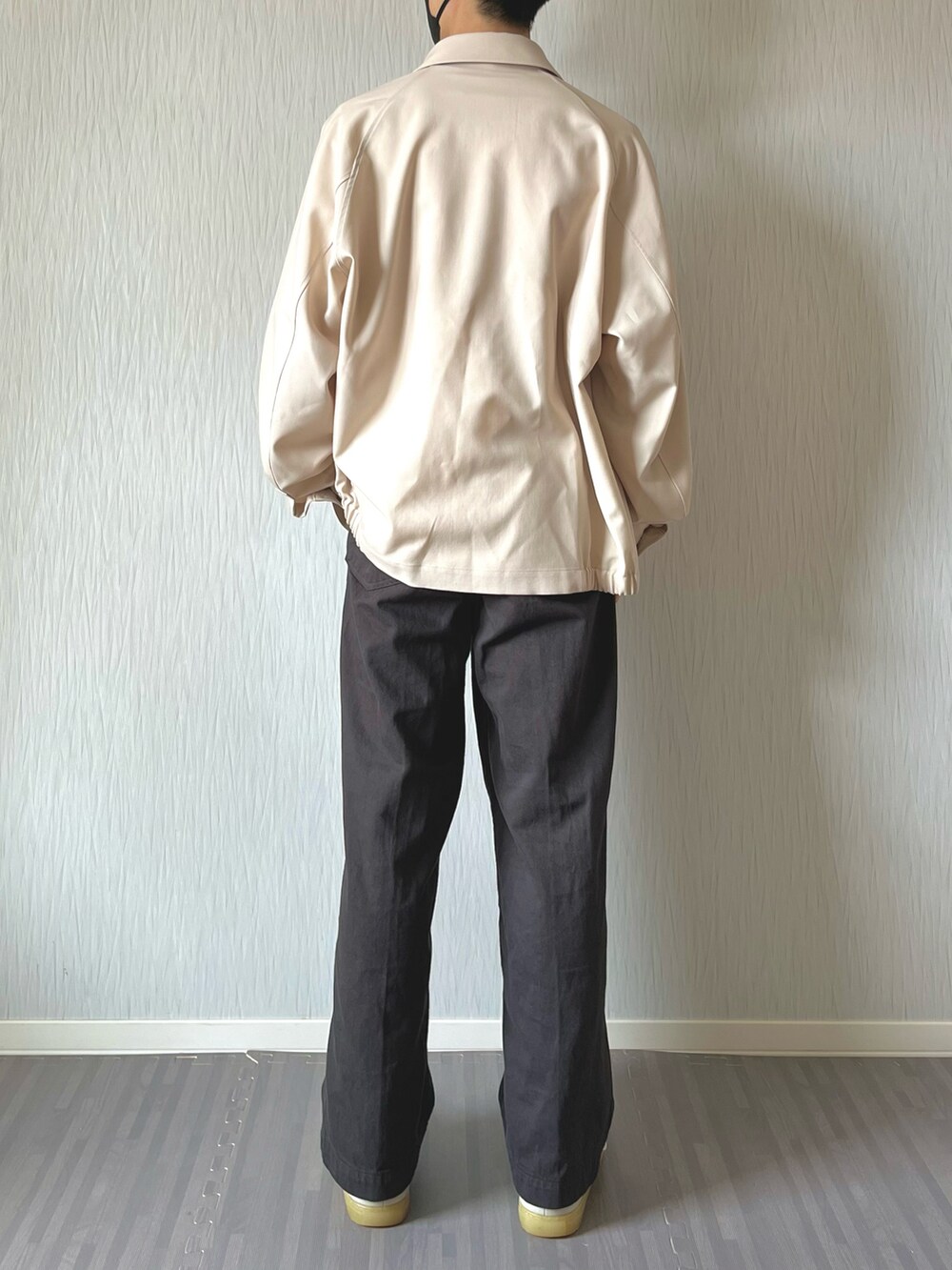 ベージュ系のシャツ/ブラウス、ホワイト系のTシャツ/カットソー、グレー系のデニムパンツを着用したメンズの秋コーディネートの3枚目の写真