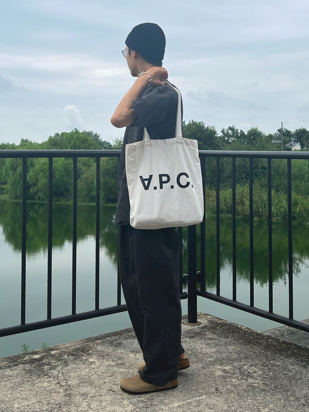 ブラウン系のサンダル、グリーン系のシャツ/ブラウス、グリーン系のその他パンツを着用したメンズの冬コーディネートの2枚目の写真