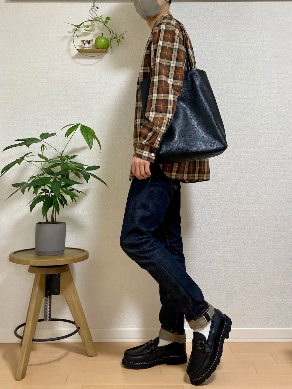 ブラウン系のシャツ/ブラウス、ブルー系のデニムパンツ、ブラック系のショルダーバッグを着用したメンズの秋コーディネートの2枚目の写真