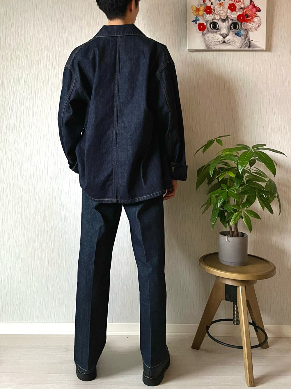 ブルー系のカバーオール、ホワイト系のTシャツ/カットソー、ブルー系のデニムパンツを着用したメンズの秋コーディネートの3枚目の写真