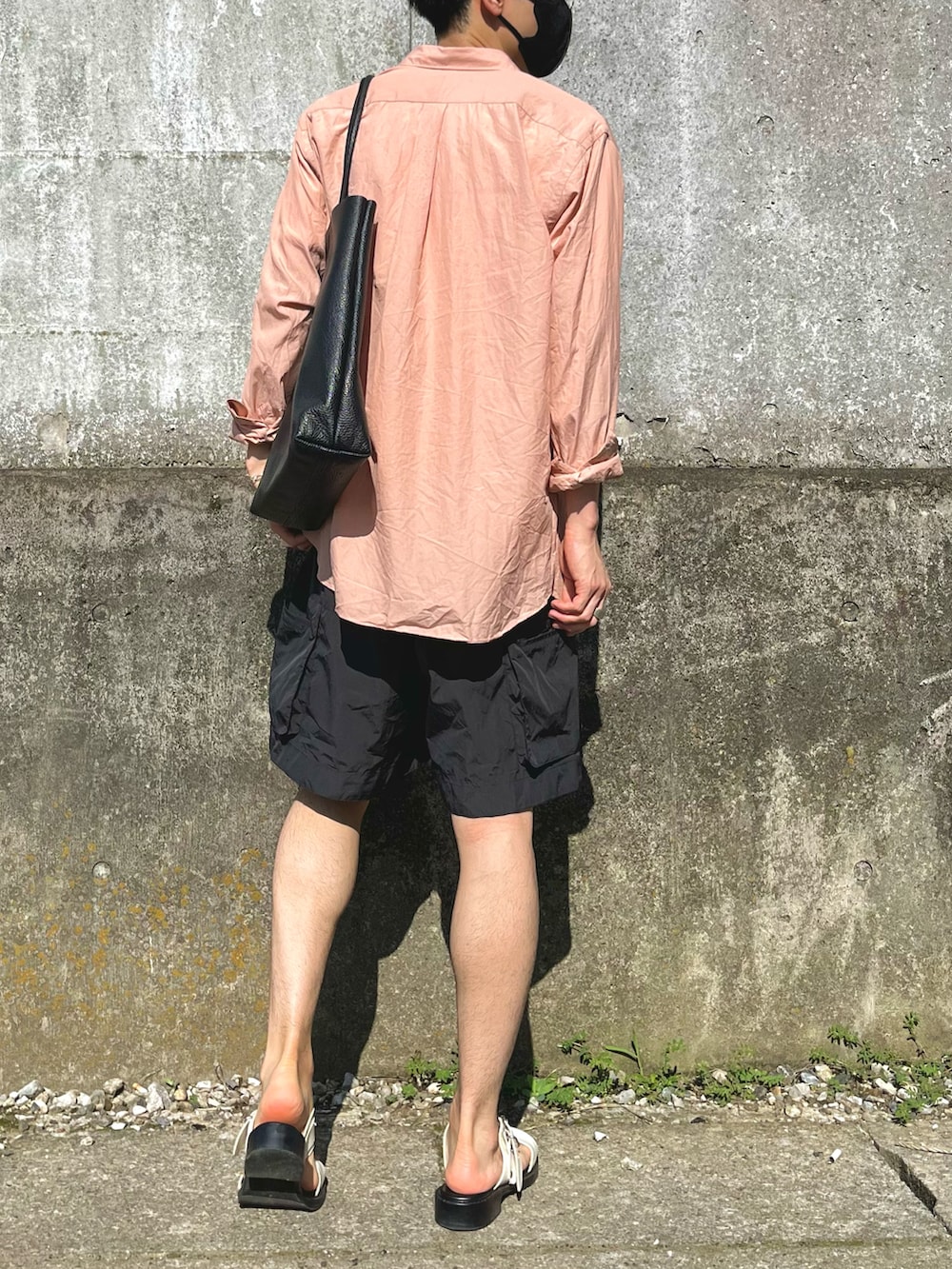 ピンク系のシャツ/ブラウス、ホワイト系のTシャツ/カットソー、ブラック系のその他パンツを着用したメンズの夏コーディネートの3枚目の写真