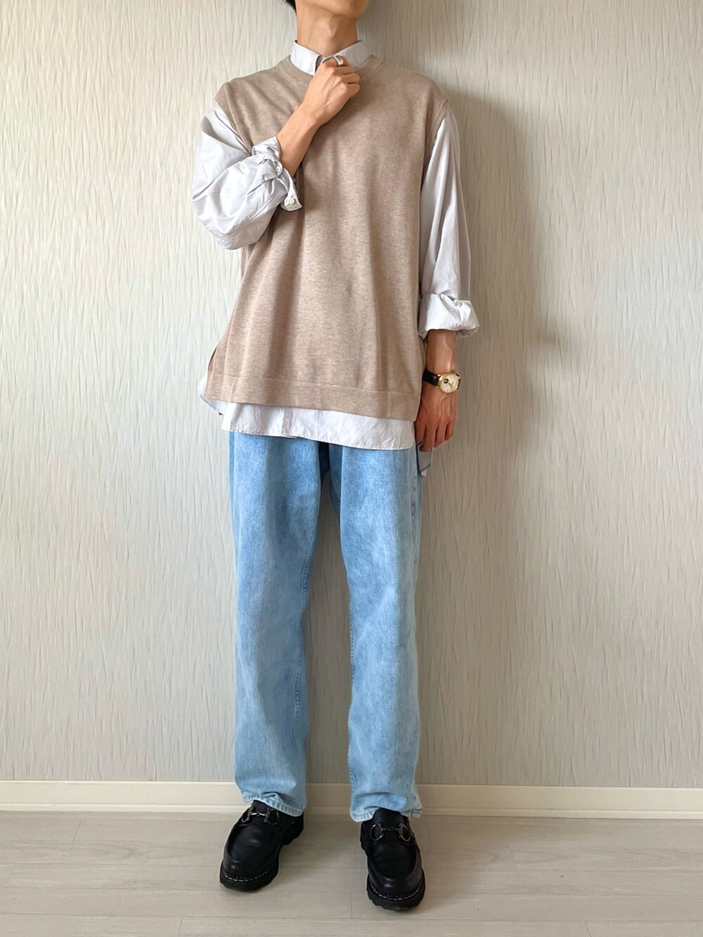 ベージュ系のニット/セーター、ブルー系のデニムパンツ、ブラック系のローファーを着用したメンズの秋コーディネートの2枚目の写真
