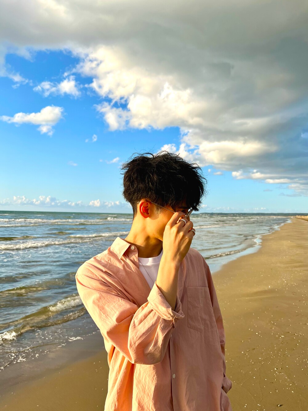 ピンク系のシャツ/ブラウス、ホワイト系のTシャツ/カットソー、ブルー系のデニムパンツを着用したメンズの秋コーディネートの3枚目の写真