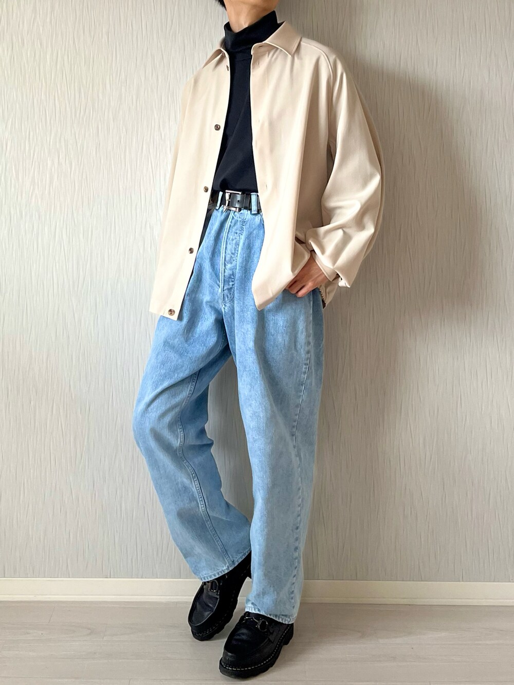 ベージュ系のシャツ/ブラウス、ブラック系のTシャツ/カットソー、ブルー系のデニムパンツを着用したメンズの秋コーディネートの3枚目の写真