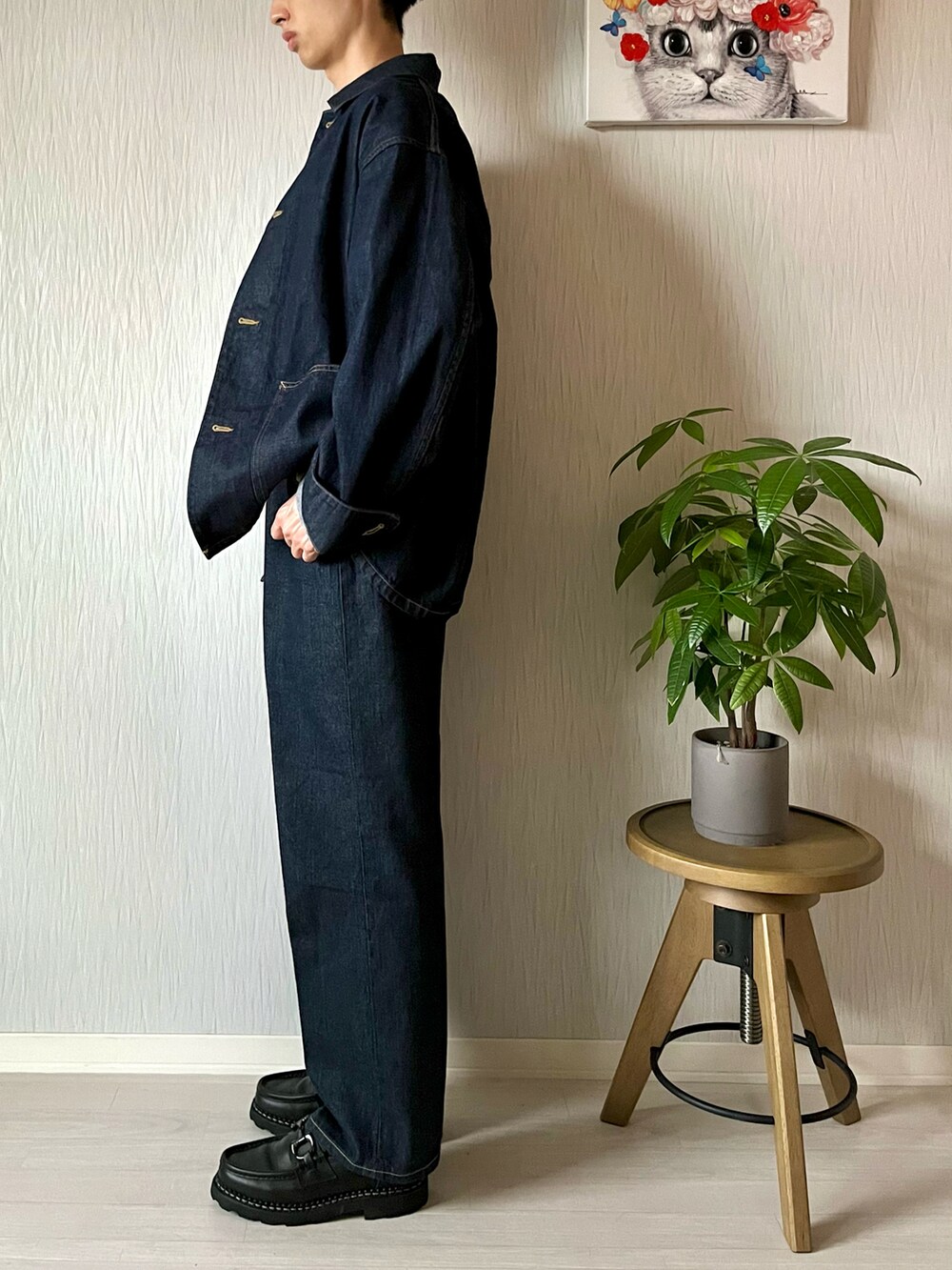 ブルー系のカバーオール、ホワイト系のTシャツ/カットソー、ブルー系のデニムパンツを着用したメンズの秋コーディネートの2枚目の写真