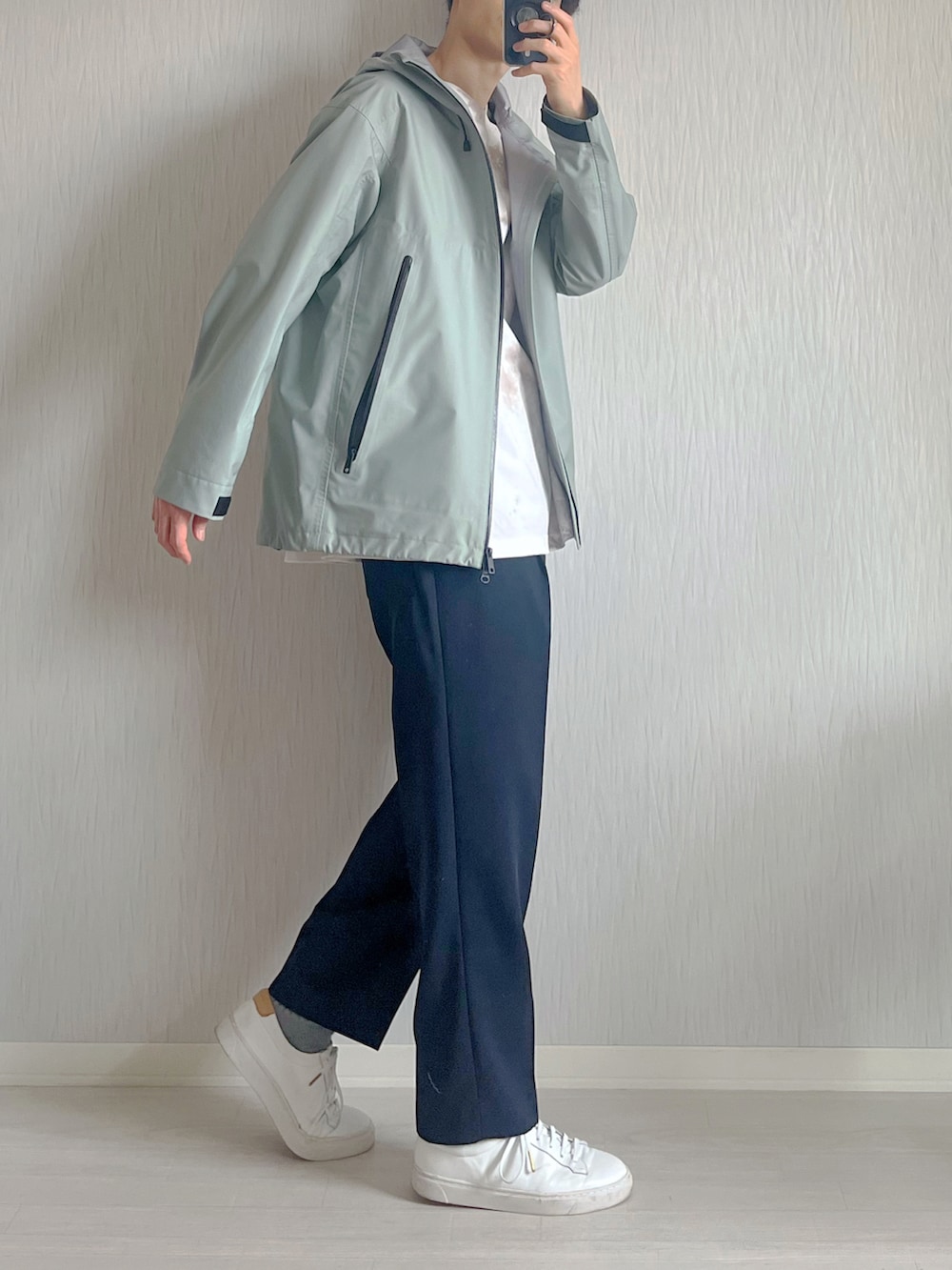 グリーン系のブルゾン、ブラウン系のTシャツ/カットソー、ブルー系のスラックスを着用したメンズの春コーディネートの2枚目の写真