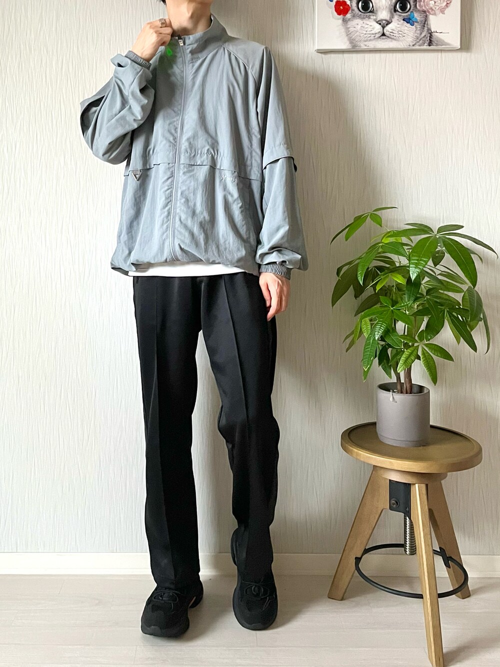グリーン系のブルゾン、ホワイト系のTシャツ/カットソー、ブラック系のその他パンツを着用したメンズの秋コーディネートの2枚目の写真
