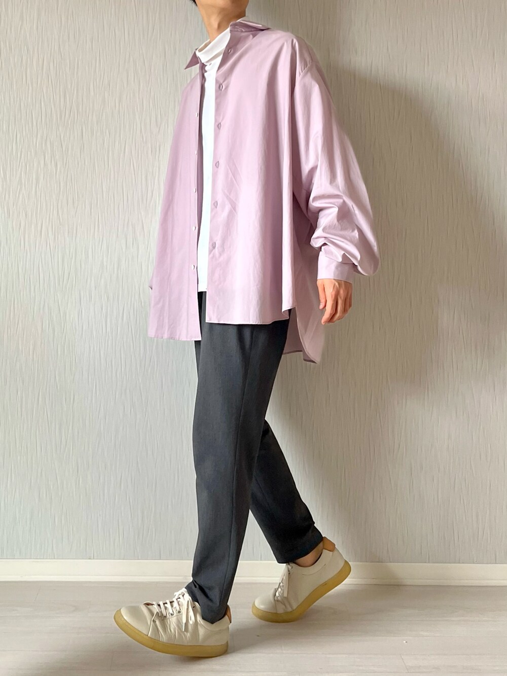 ホワイト系のTシャツ/カットソー、パープル系のシャツ/ブラウス、グレー系のスラックスを着用したメンズの秋コーディネートの2枚目の写真